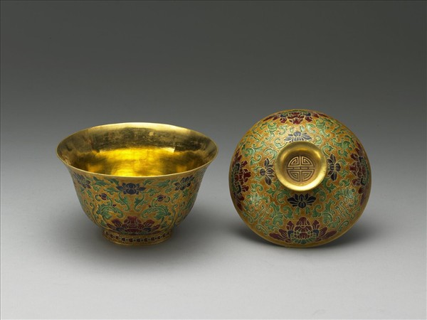 金胎內填琺瑯番蓮紋蓋盞