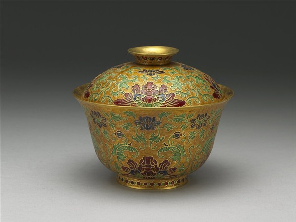 金胎內填琺瑯番蓮紋蓋盞