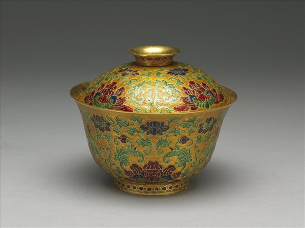 金胎內填琺瑯番蓮紋蓋盞