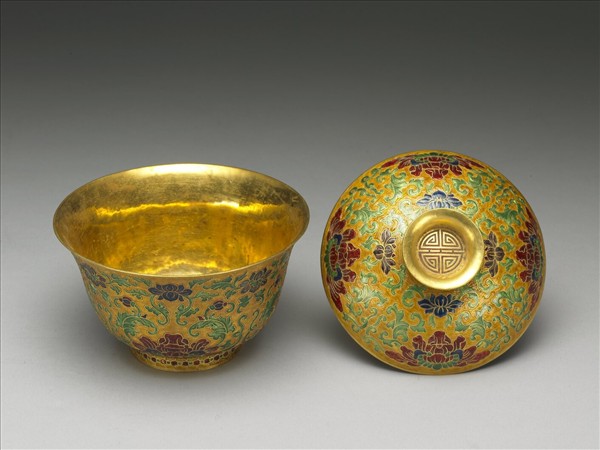 金胎內填琺瑯番蓮紋蓋盞