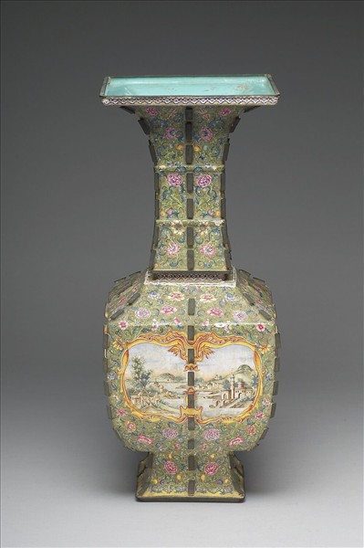 銅胎畫琺瑯帶戟方花瓶