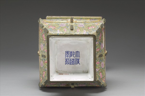 銅胎畫琺瑯帶戟方花瓶