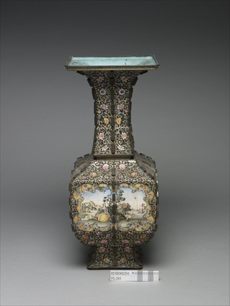 銅胎畫琺瑯帶戟方瓶