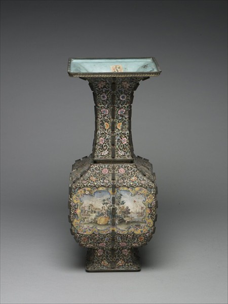 銅胎畫琺瑯帶戟方瓶