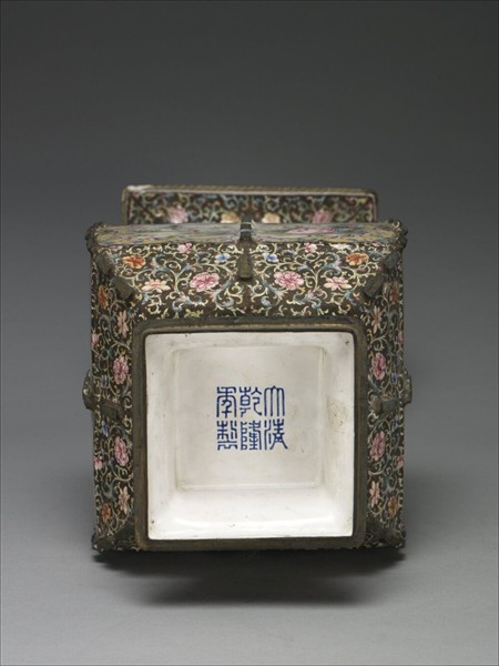 銅胎畫琺瑯帶戟方瓶