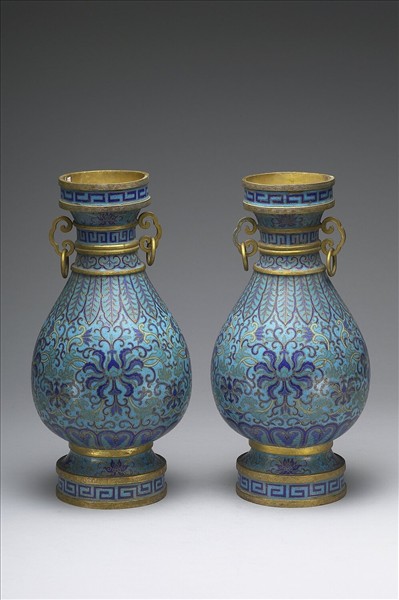 掐絲琺瑯雙耳活環瓶