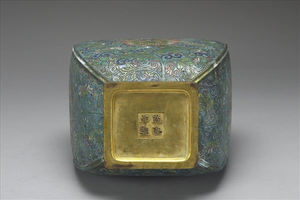 掐絲琺瑯獸耳瓶