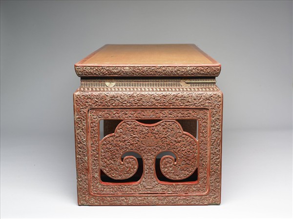 剔紅番蓮紋長方几