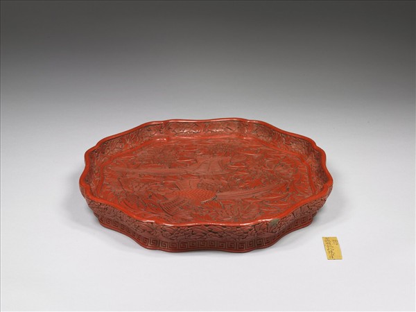 剔紅鸚鵡牡丹八瓣盤