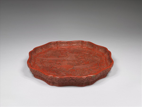 剔紅鸚鵡牡丹八瓣盤