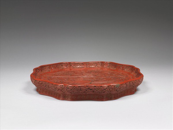 剔紅鸚鵡牡丹八瓣盤