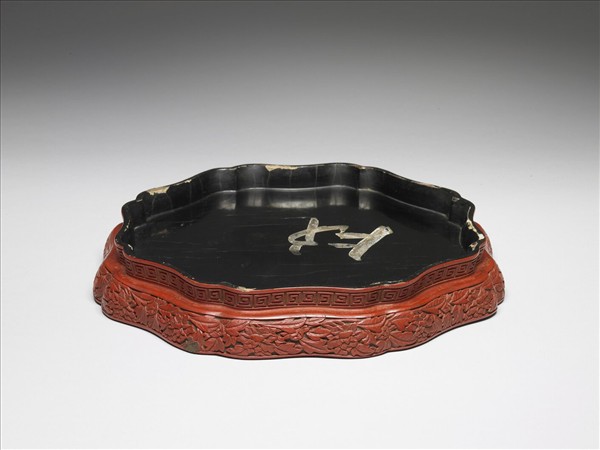 剔紅鸚鵡牡丹八瓣盤