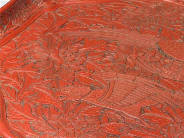 剔紅鸚鵡牡丹八瓣盤