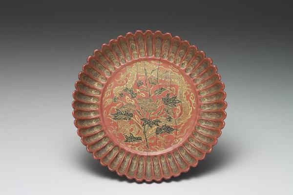 鎗金填漆牡丹龍紋菊瓣盤