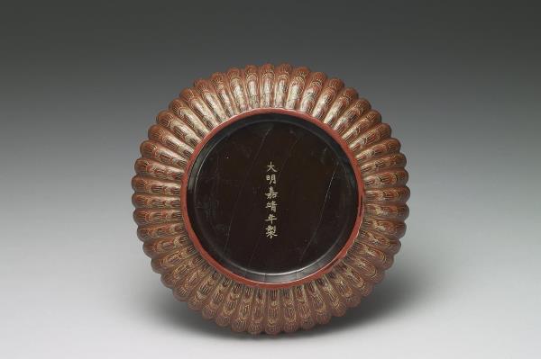 鎗金填漆牡丹龍紋菊瓣盤