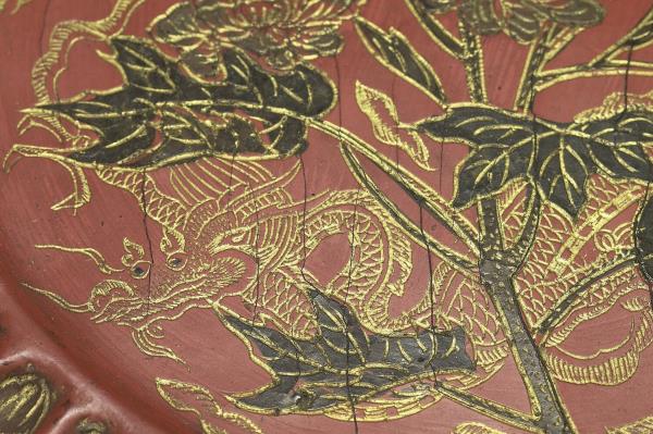 鎗金填漆牡丹龍紋菊瓣盤