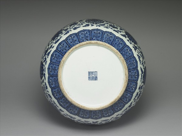 青花番蓮紋雙耳尊