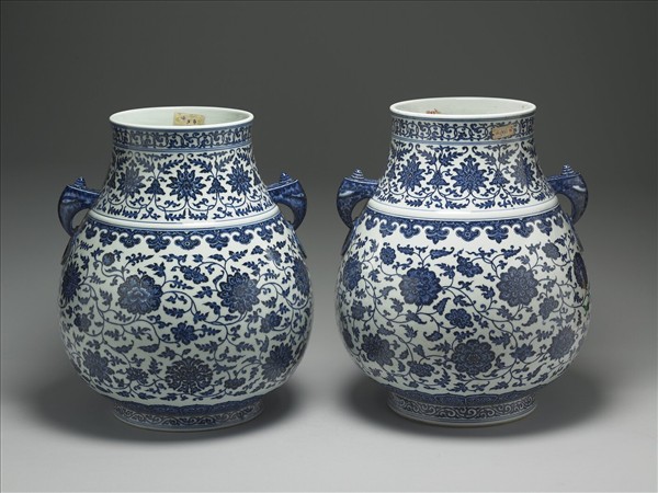 青花番蓮紋雙耳尊