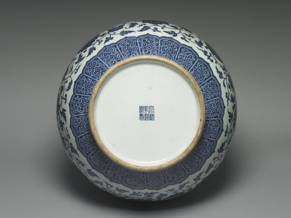 青花番蓮紋雙耳尊