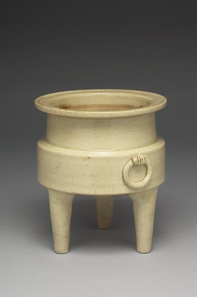白瓷暗環三足爐