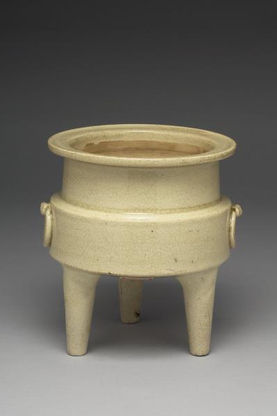 白瓷暗環三足爐