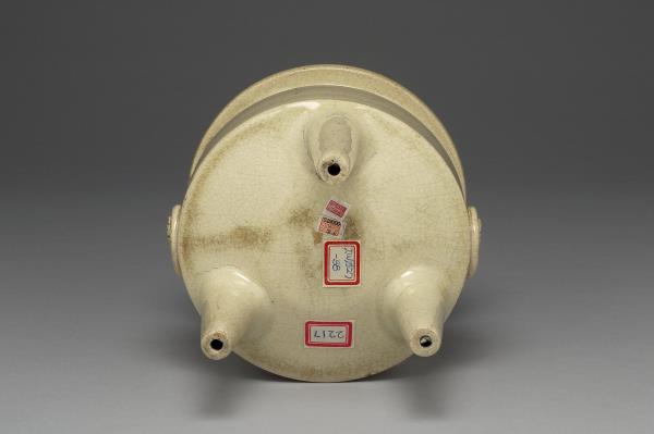 白瓷暗環三足爐