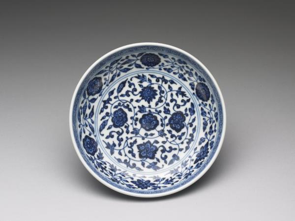 青花纏枝花卉紋盤