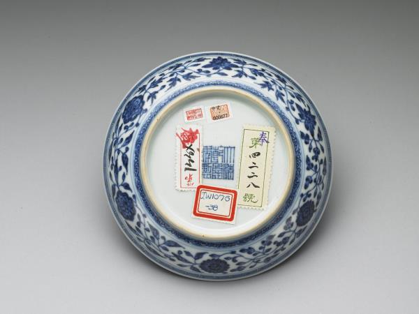 青花纏枝花卉紋盤