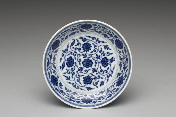 青花纏枝花卉紋盤