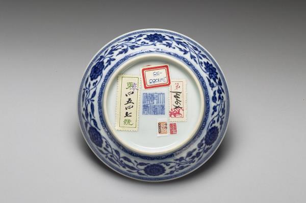 青花纏枝花卉紋盤