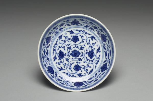 青花纏枝花卉紋盤
