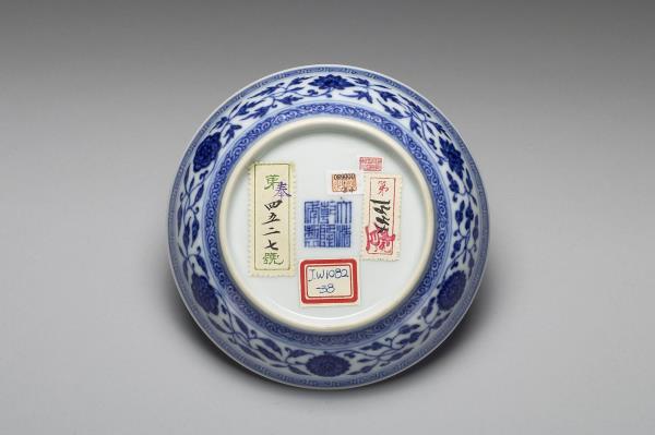 青花纏枝花卉紋盤