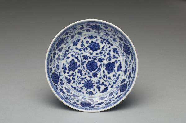 青花纏枝花卉紋盤