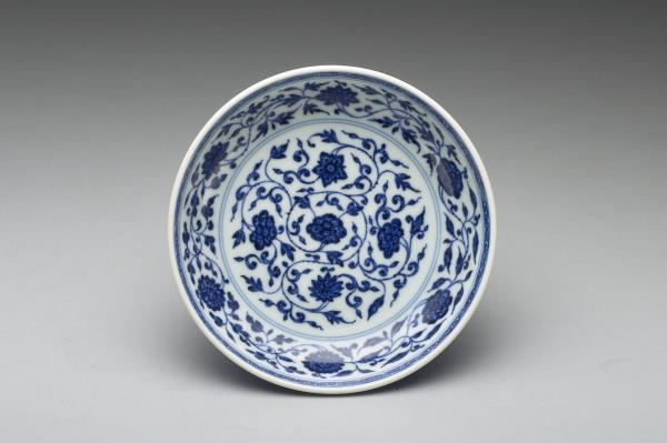 青花纏枝花卉紋盤
