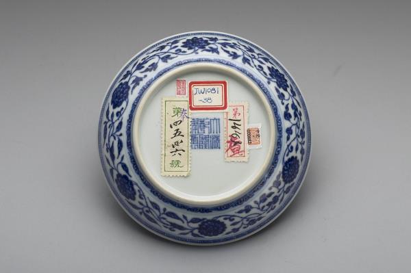 青花纏枝花卉紋盤