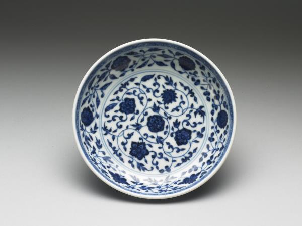 青花纏枝花卉紋盤