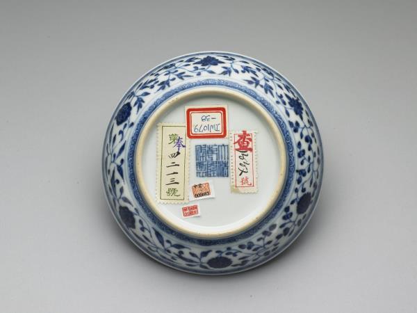 青花纏枝花卉紋盤