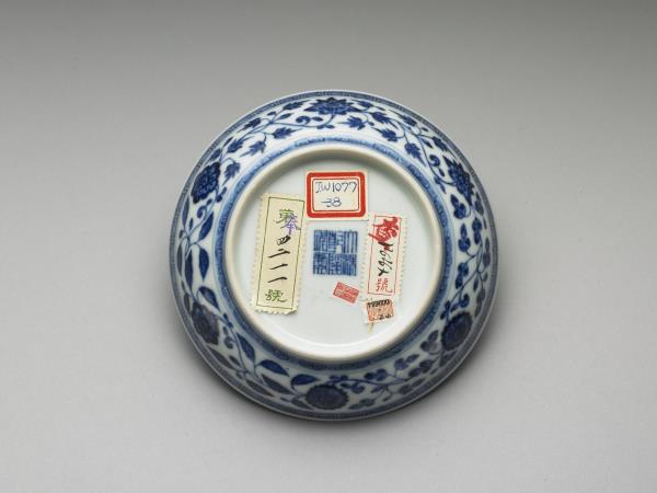 青花纏枝花卉紋盤