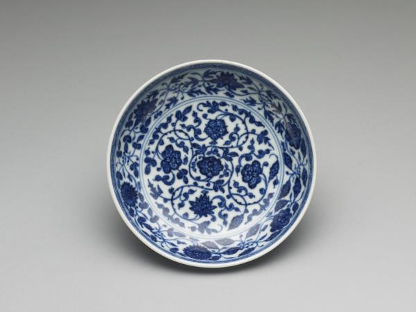 青花纏枝花卉紋盤