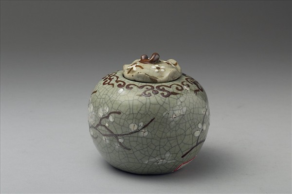青瓷梅紋蓋罐