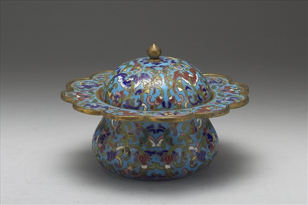 銅胎掐絲琺瑯番蓮紋唾壺