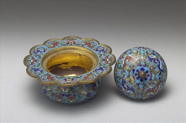 銅胎掐絲琺瑯番蓮紋唾壺