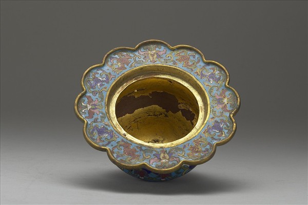 銅胎掐絲琺瑯番蓮紋唾壺