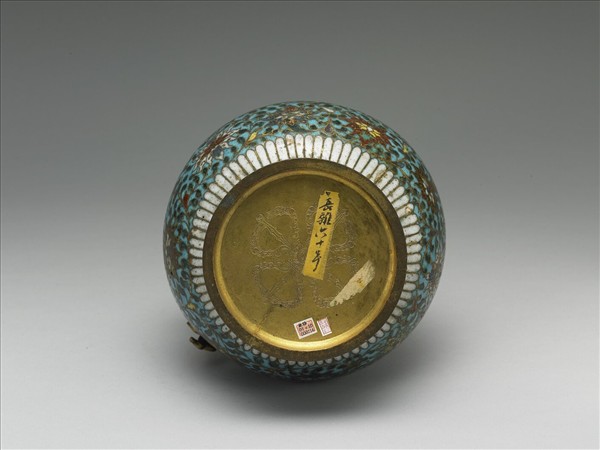 掐絲琺瑯番蓮紋瓶