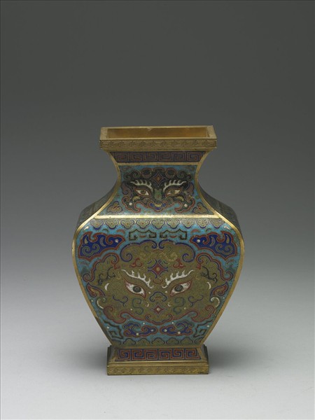 掐絲琺瑯獸面紋扁方瓶