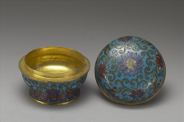 掐絲琺瑯番蓮紋盒