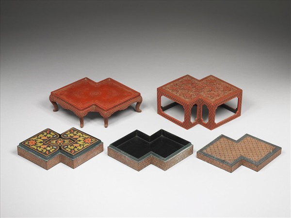 剔紅八寶方勝式套盒