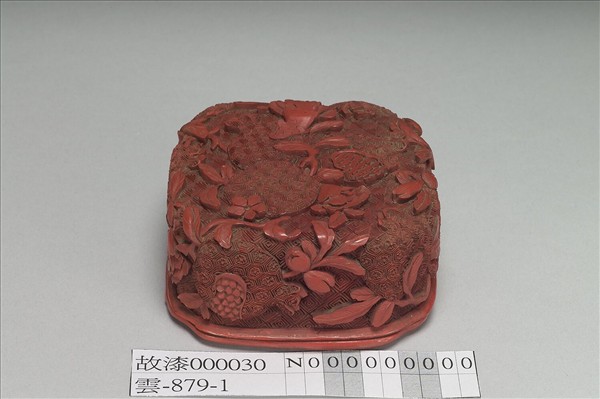 剔紅石榴四瓣盒