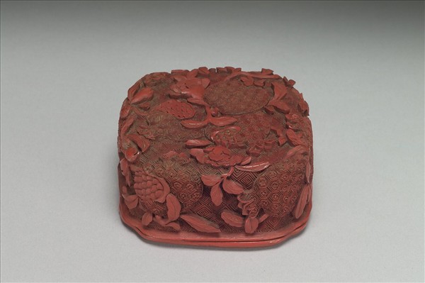 剔紅石榴四瓣盒