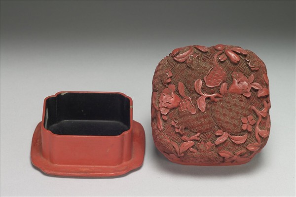 剔紅石榴四瓣盒